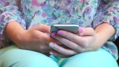 Smartphone dokunmatik ekranda metin yazarak tutan eller, closeup vurdu. Sosyal ağ uygulama, iletide arkadaş cevap kadın bilgileri arama. Mola süresi online harcama alt