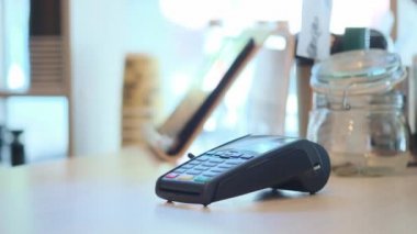 NFC teknolojisini kullanarak akıllı telefon ödeme erkek. Yakın çekim. 4k