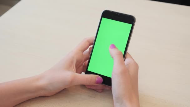 Menina bonita segurando um smartphone nas mãos de uma tela verde tela verde, mão de homem segurando telefone inteligente móvel com tela verde chave chroma no fundo branco, novo conceito de tecnologia — Vídeo de Stock