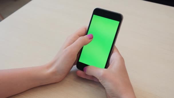 Bir smartphone bir yeşil ekran yeşil ekran, beyaz zemin üzerine, yeni teknoloji kavramı chroma anahtar yeşil ekran ile mobil akıllı telefon tutan adamın elini elinde tutan güzel kız — Stok video