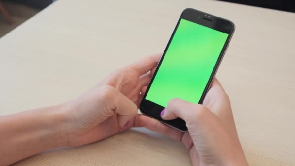 Menina bonita segurando um smartphone nas mãos de uma tela verde tela verde, mão de homem segurando telefone inteligente móvel com tela verde chave chroma no fundo branco, novo conceito de tecnologia — Vídeo de Stock