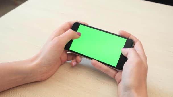 Belle fille tenant un smartphone dans les mains d'un écran vert écran vert, main de l'homme tenant téléphone intelligent mobile avec chroma écran vert clé sur fond blanc, nouveau concept de technologie — Video