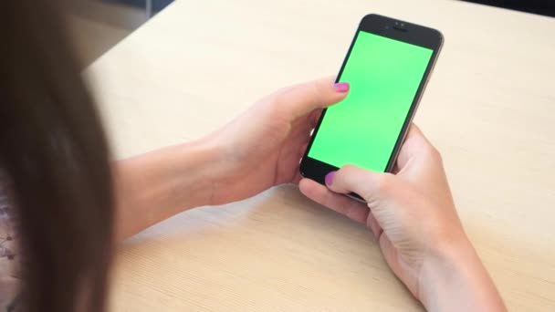 Bella ragazza in possesso di uno smartphone nelle mani di uno schermo verde schermo verde, mano dell'uomo in possesso di smartphone con chiave cromatica schermo verde su sfondo bianco, nuovo concetto di tecnologia — Video Stock