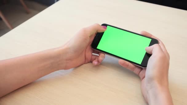 美しい少女緑画面緑画面で、白い背景に、新しい技術コンセプトにクロマキー グリーン画面でモバイルのスマート フォンを保持している人の手の手でスマート フォンを保持 — ストック動画