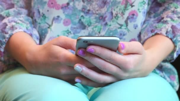 クローズ アップ ショットの女性両手でスマート フォン タッチ スクリーン上のテキストを入力します。女性は社会的ネットワーク アプリケーションで友人メッセージに答える情報を検索します。労働者の休憩時間オンラインの支出 — ストック動画