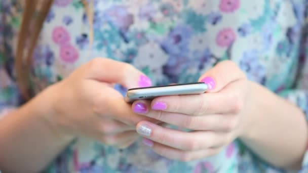 Tiro de close-up de mãos femininas segurando texto de digitação de smartphone na tela sensível ao toque. Mulher respondendo mensagem de amigo no aplicativo de rede social, em busca de informações. Trabalhador gastar tempo de pausa online — Vídeo de Stock