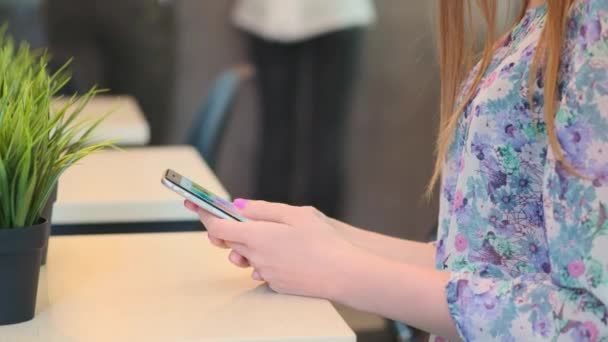 Tiro de close-up de mãos femininas segurando texto de digitação de smartphone na tela sensível ao toque. Mulher respondendo mensagem de amigo no aplicativo de rede social, em busca de informações. Trabalhador gastar tempo de pausa online — Vídeo de Stock