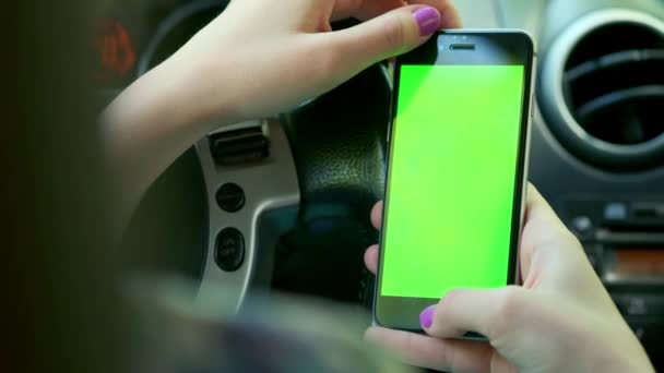 Menina bonita segurando um smartphone nas mãos de uma tela verde tela verde, mão de homem segurando telefone inteligente móvel com tela verde chave chroma no fundo branco, novo conceito de tecnologia — Vídeo de Stock