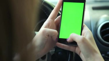 Kız sürücü closeup, arabada, kentsel şehir arka plan yeşil ekran krom anahtar 4k yeşil ekran. Aşağı ekran boyunca elini temizleyicileri.