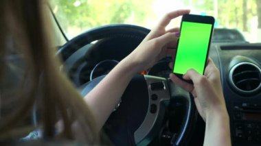 Kız sürücü closeup, arabada, kentsel şehir arka plan yeşil ekran krom anahtar 4k yeşil ekran