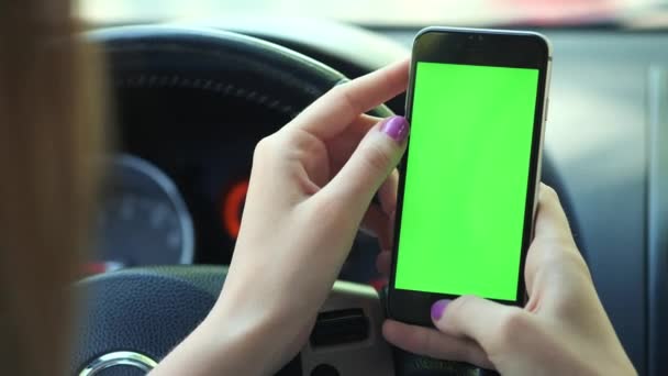 Dívka Driver closeup, greenscreen v autě, městském pozadí greenscreen chrome klíč 4k. — Stock video