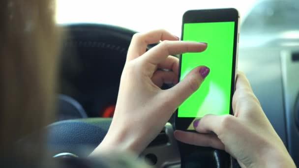 Κορίτσι οδήγησης closeup, greenscreen στο αυτοκίνητο, αστικό φόντο greenscreen chrome κλειδί 4k. Δάχτυλα ζουμ σε ένα χάρτη ή μια φωτογραφία. — Αρχείο Βίντεο