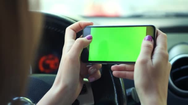 Κορίτσι οδήγησης closeup, greenscreen στο αυτοκίνητο, αστικό φόντο greenscreen chrome κλειδί 4k. Σκουπίζει το χέρι του σε όλη την οθόνη προς τα δεξιά. — Αρχείο Βίντεο