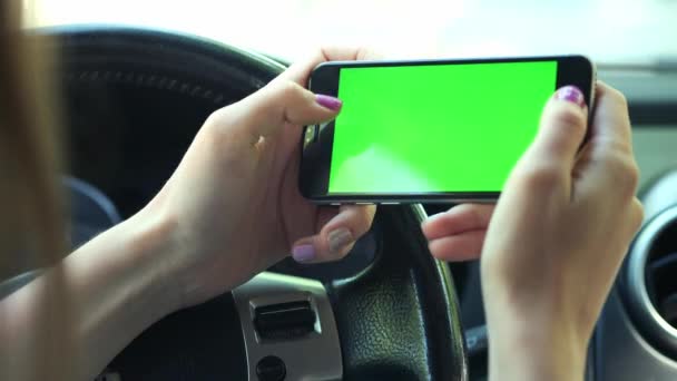 Kız Sürücü Closeup Arabada Kentsel Şehir Arka Plan Yeşil Ekran — Stok video