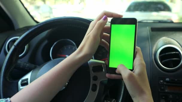 Дівчина драйвер крупним планом, зелений екран в машині, міський фон міста зелений хром ключ 4k. Розміщає руку по екрану вгору . — стокове відео