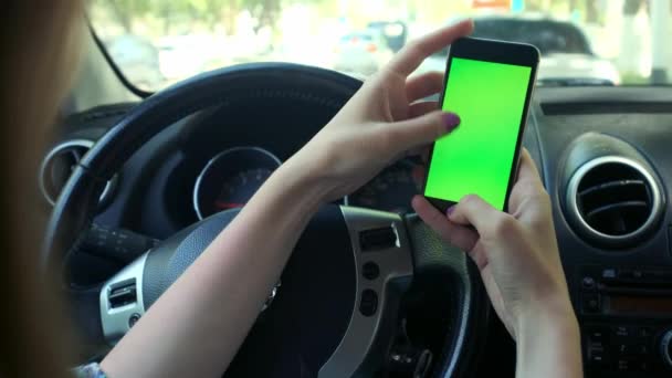 Chica Conductor primer plano, pantalla verde en el coche, ciudad urbana fondo pantalla verde cromo clave 4k. Barre su mano a través de la pantalla hacia abajo — Vídeo de stock