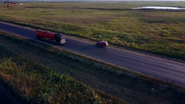 Anténa: Tanker benzinu, oleje přívěsu kamionu na dálnici. Velmi rychlé jízdy. — Stock video