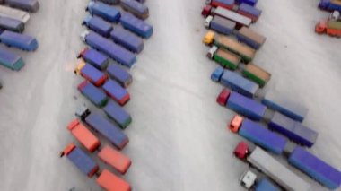 Beyaz yarı kamyon kargo römork ile diğer kamyonlara özel otopark otopark ile hava üstten görünüm. Phantom 4 k Uhd kamera üzerinde çekim.
