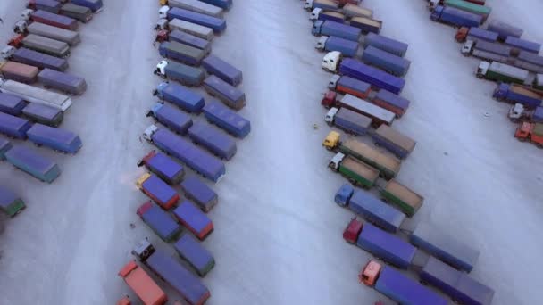 Top luchtfoto van witte Semi vrachtwagen met lading aanhangwagen met overige Trucks op speciale parkeerplaats parkeren. Geschoten op Phantom 4k Uhd Camera. — Stockvideo