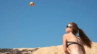 Ağır çekim: seksi genç kız siyah mayo ve gözlük, meyve ve sebze bir beysbol sopası ile yok eder. Yaz aylarında denize sıfır kumlu bir plaj üzerinde yer almaktadır. Elma tatili.