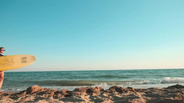 Beautiful Slim Girl Walking Beach Holding Surfboard Runs Evening Sunset — Stock Video