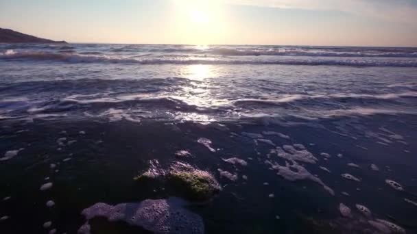 Vagues de mer éclaboussant sur la pierre de fond. Vagues éclaboussures d'eau sur la pierre saillante de la mer. Gros plan vagues de mer d'eau sur fond de pierre — Video