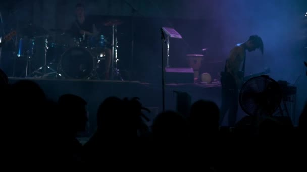 Rock star aklamację w koncercie muzyki. Heavy metalowy zespół wykonuje Koncert rockowy w klubie. — Wideo stockowe