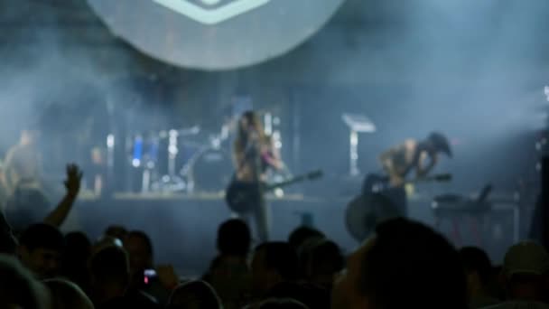 Aklamasi bintang rock di acara konser musik. Heavy metal band melakukan konser rock di klub . — Stok Video