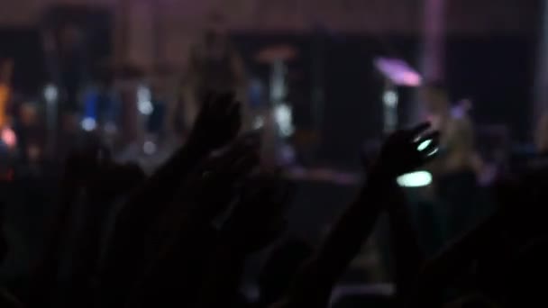 Slow motion big crowd at concert cheering clapping hands. night rock concert showing people having fun lifting hands up in the air and applauding. — Stock Video