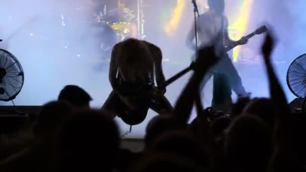 Rock star aklamację w koncercie muzyki. Heavy metalowy zespół wykonuje Koncert rockowy w klubie. — Wideo stockowe