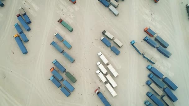 Top luchtfoto van witte Semi vrachtwagen met lading aanhangwagen met overige Trucks op speciale parkeerplaats parkeren. Geschoten op Phantom 4k Uhd Camera. — Stockvideo