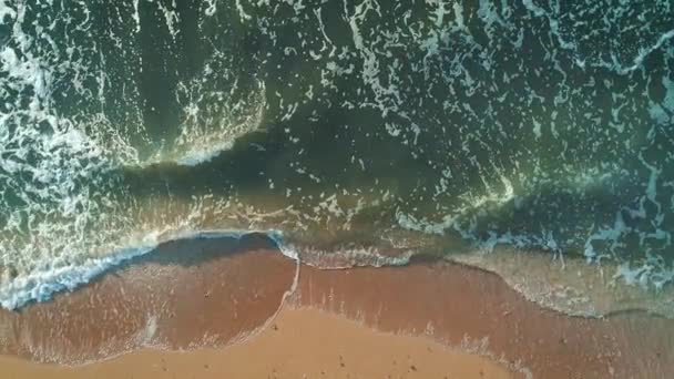 Luchtfoto van Sea beach. bovenaanzicht. — Stockvideo