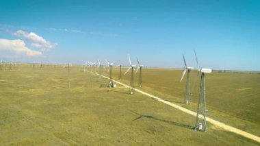 Çölde Rusya'da birçok eski rüzgar jeneratörleri Hava atış. Onlar çevre dostu enerji üretmek