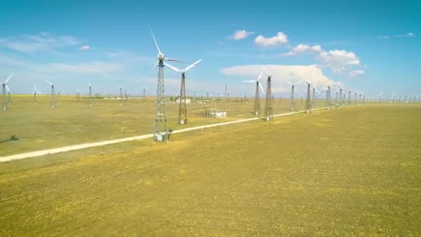 Tiro aéreo de muitos velhos geradores de vento na Rússia no deserto. Produzem energia amiga do ambiente — Vídeo de Stock