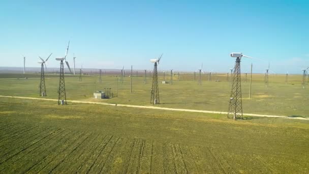 Zdjęcia lotnicze z wielu starych generatorów wiatrowych w Rosji na pustyni. Wytwarzają one przyjaznej środowisku energii — Wideo stockowe