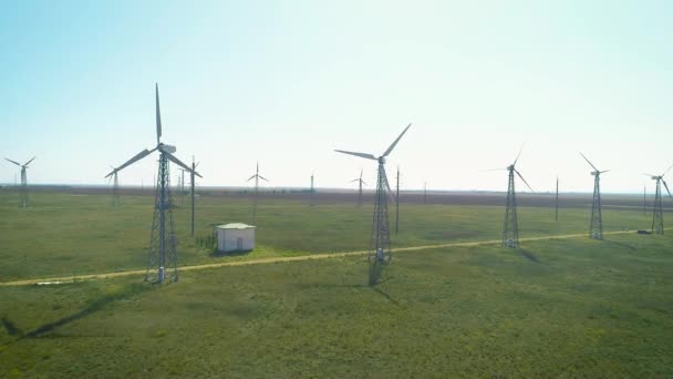 Luchtfoto van veel oude windmolens in Rusland in de woestijn. Ze produceren van milieuvriendelijke energie — Stockvideo