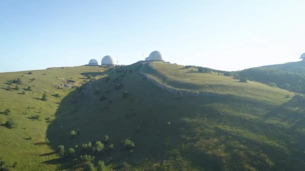 Grandes bolas brancas na montanha. Observatório na Rússia. Utilizado para medir o tempo e a radionavegação — Vídeo de Stock