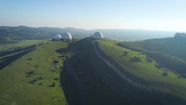 Большие белые шары на горе. Обсерватория в России. Используется для измерения погоды и радионавигации — стоковое видео
