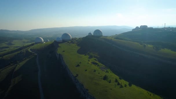 Grandes bolas blancas en la montaña. Observatorio en Rusia. Se utiliza para medir el tiempo y la radionavegación — Vídeo de stock