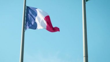 Fransız bayrağının kumaş mavi gökyüzü önünde sallayarak. Fransa'nın Tricolor bayrak.