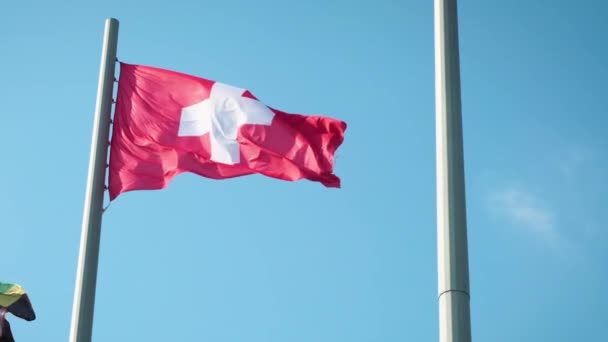 Svájc zászlót lengetve Lassított lejátszás a 3D-s renderelés kék ég háttér - varrat nélküli hurok 4k — Stock videók