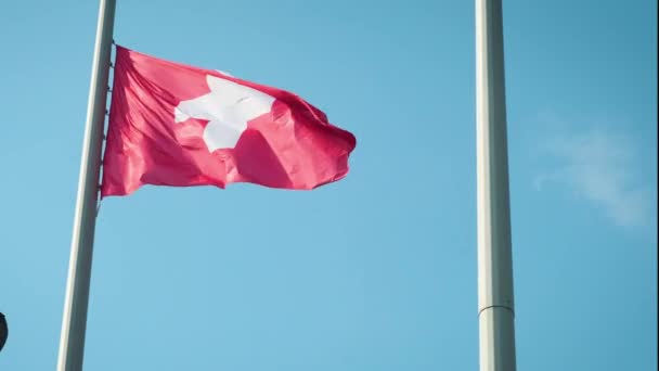 Schweiz flagga vajande Slow Motion 3d Rendering blå himmel bakgrund - sömlös Loop 4k — Stockvideo