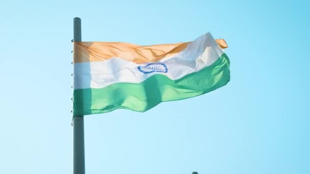 Av Indiens nationella flagga är en horisontell rektangulära tricolour Indien saffran, vit och Indien grönt, med Ashoka Chakra, en 24 talade hjul, i marinblått i centrum. — Stockvideo