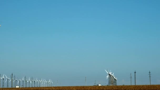 Mnoho starých generátorů větrných turbín na zelené trávě. Postaven v Sovětském svazu — Stock video