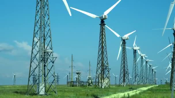 Sok régi szél turbina generátorok zöld füvön. Épült a Szovjetunió — Stock videók