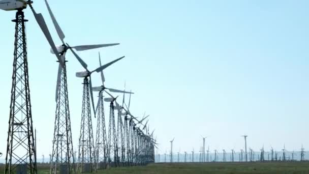 Muchos Viejos Generadores Aerogeneradores Césped Verde Construido Unión Soviética — Vídeo de stock