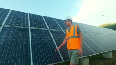 Uzaktan kumanda ile fotovoltaik paneller güneş enerji mühendisi uzman temiz, yenilenebilir enerji kullanarak izleme sistemi için rutin eylemleri gerçekleştirir. Uzaktan Destek teknoloji için uygulanan kavramı.