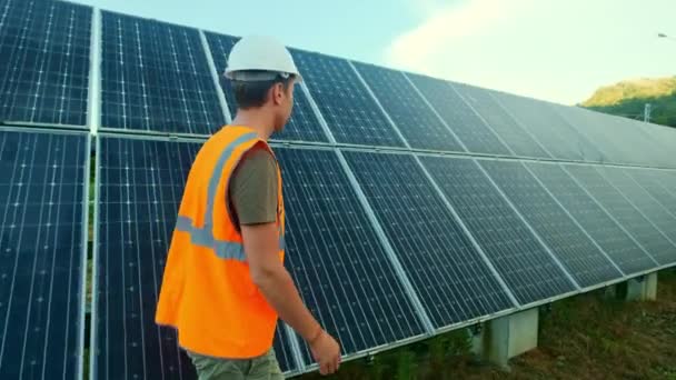 Ingeniero experto en paneles fotovoltaicos de energía solar con control remoto realiza acciones de rutina para el monitoreo del sistema utilizando energía limpia y renovable. concepto aplicado a la tecnología de soporte remoto . — Vídeo de stock