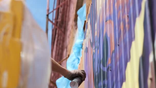 Nízkou pohled: mladý muž umělec nakreslí mohou malovat graffiti na zdi. Mělo by být na výstavbu věže. Muž v umění.