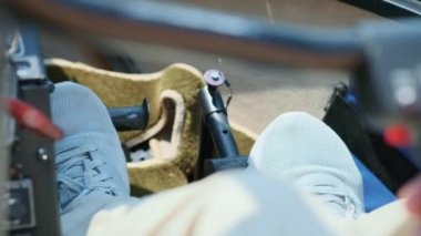 pilot helikopter helikopter pedallar yardımı ile kontrol eder. Uçuş normaldir.